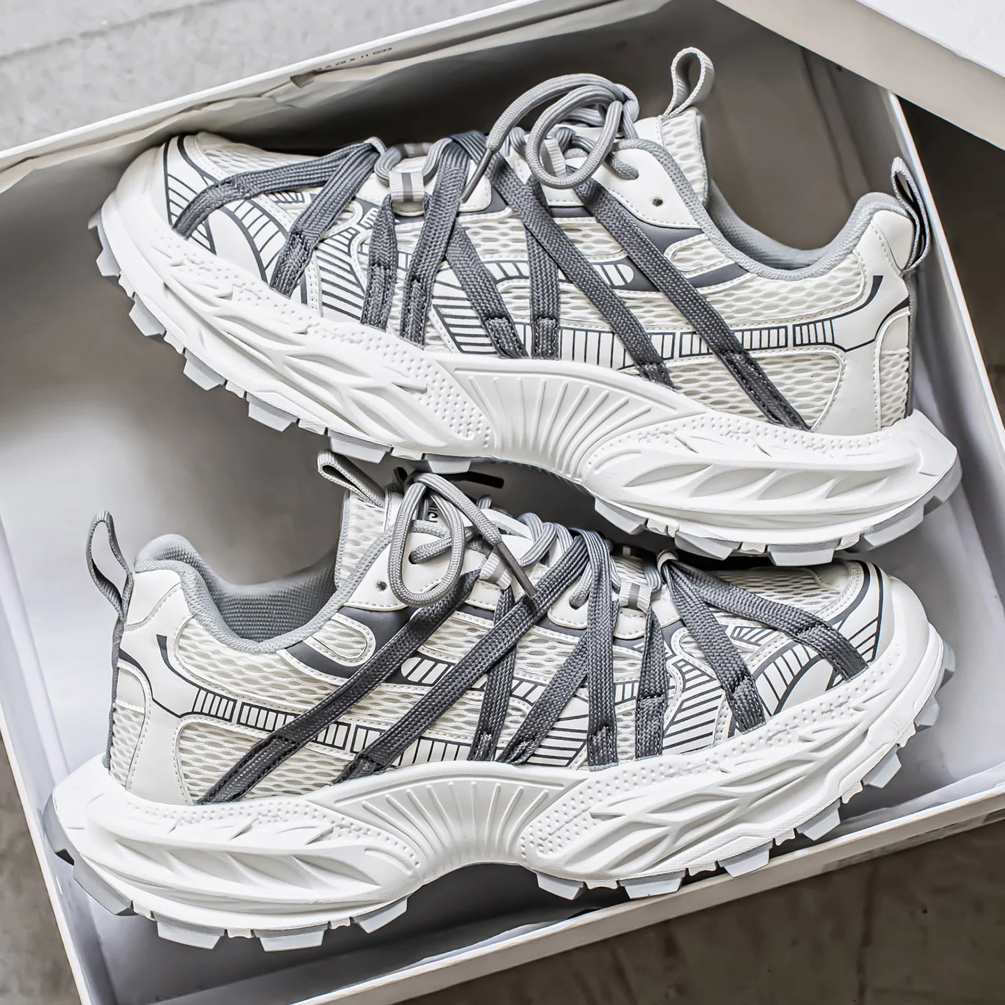 

Men's Shoes Fashion White Sneakers For Men Lace up Skateboard Board Shoe Thick Sole Versatile Vulcanized Shoes Zapatillas Hombre