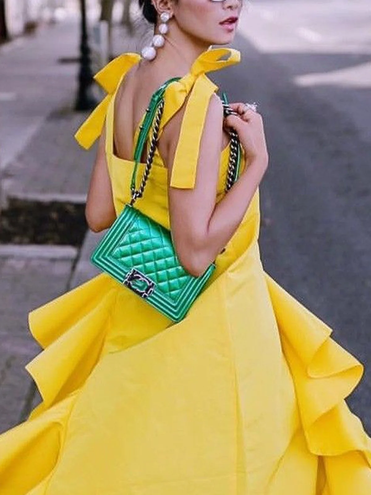 UOOZEE Tops de tubo alto-bajo con volantes asimétricos amarillos para mujer, blusas elegantes de fiesta sin mangas con tirantes finos y hombros descubiertos