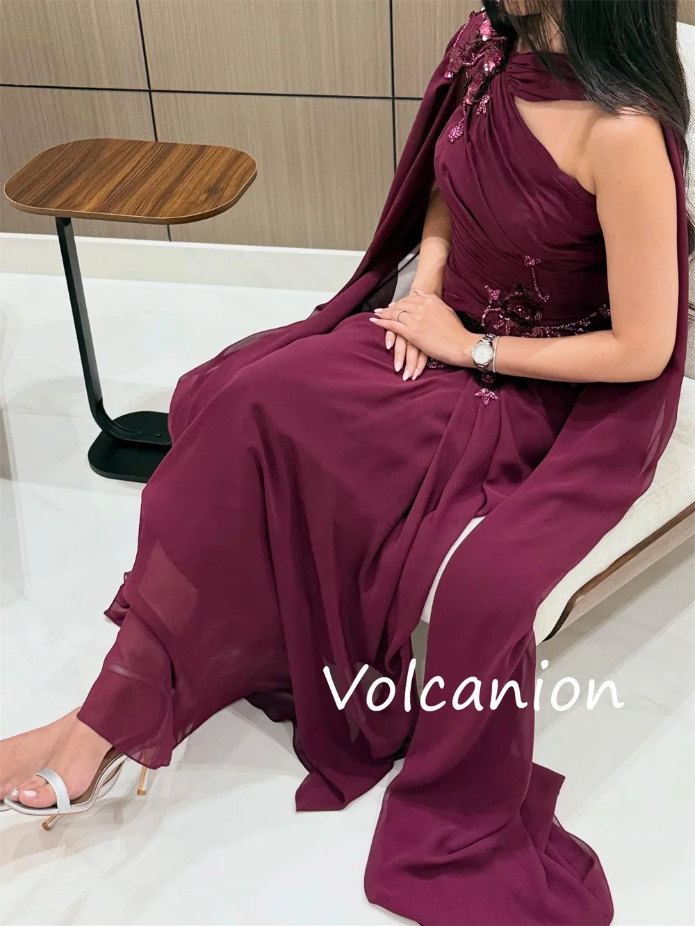 Vestidos largos de un solo hombro rectos con flores y patrón plisado de gasa elegante personalizados, tallas para ocasiones a medida disponibles