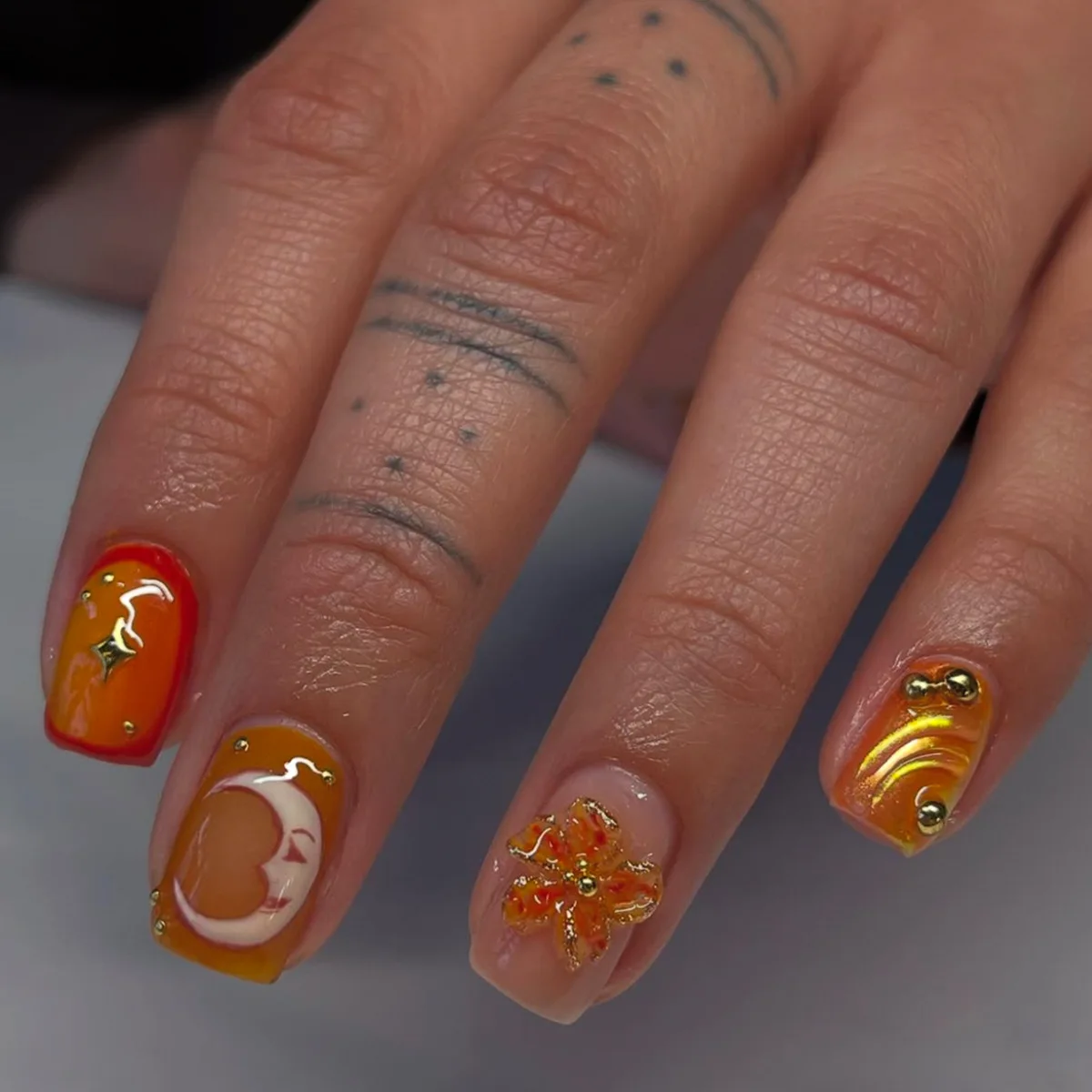 

24PCS Square Fake Nails Sun Moon Orange Design Luxury Press on Nails European Diamond Floral Embossed Autumn Winter False Nails