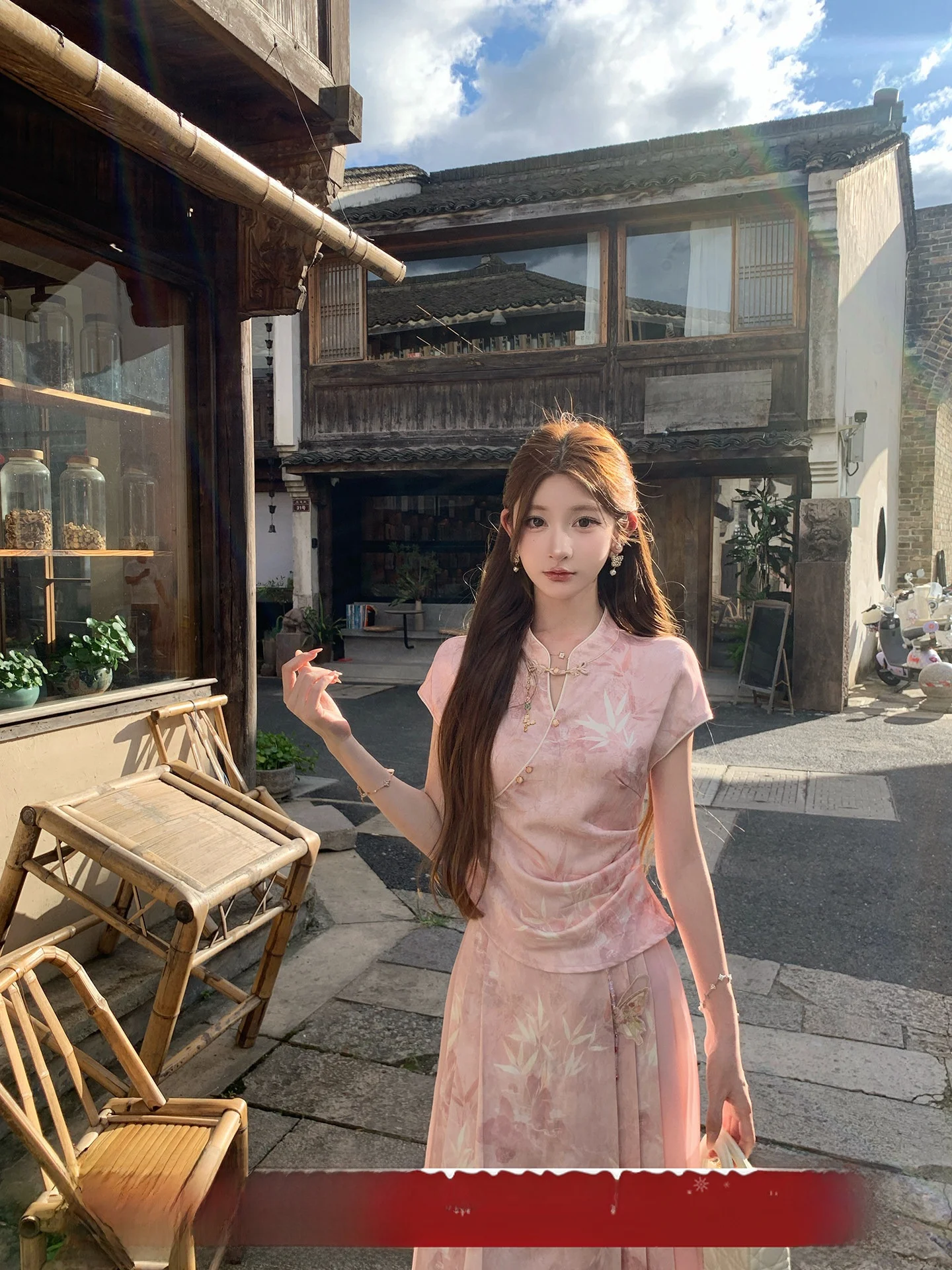 

Новый китайский комплект из розового атласа с вышивкой: топ и юбка. Летний, очень красивый, элегантный женский модный ансамбль.