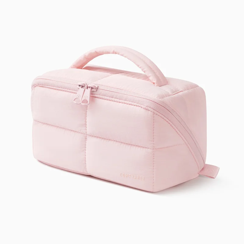 化粧品や美容製品を収納できる仕切り付きの、旅行や通勤に便利なハンドバッグ。