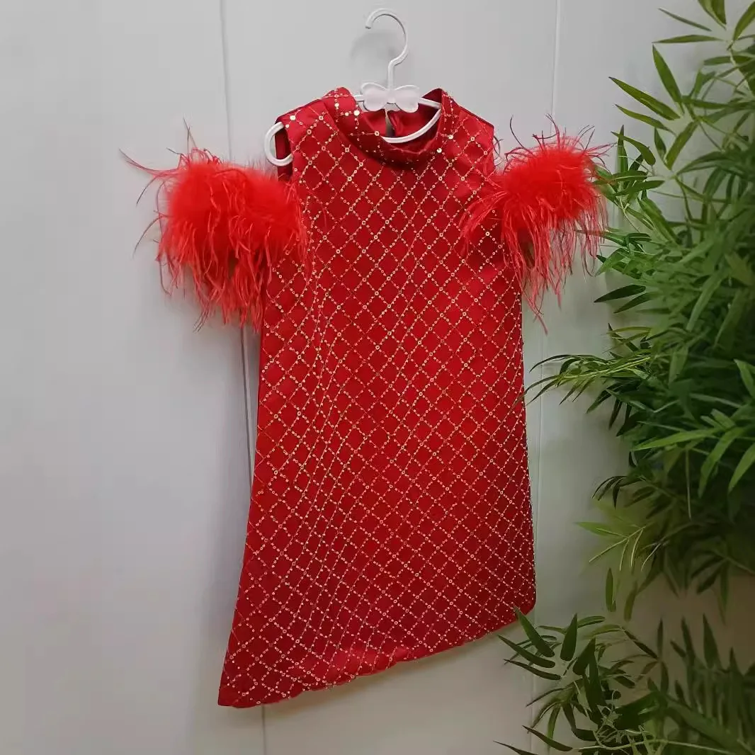 Maßgeschneidertes rotes Neujahrskleid für Babymädchen, Prinzessinnenkleid mit Federn und Pailletten, Performance-Kleid für Geburtstagsfeier, Festkleid 2026 – Detail 3