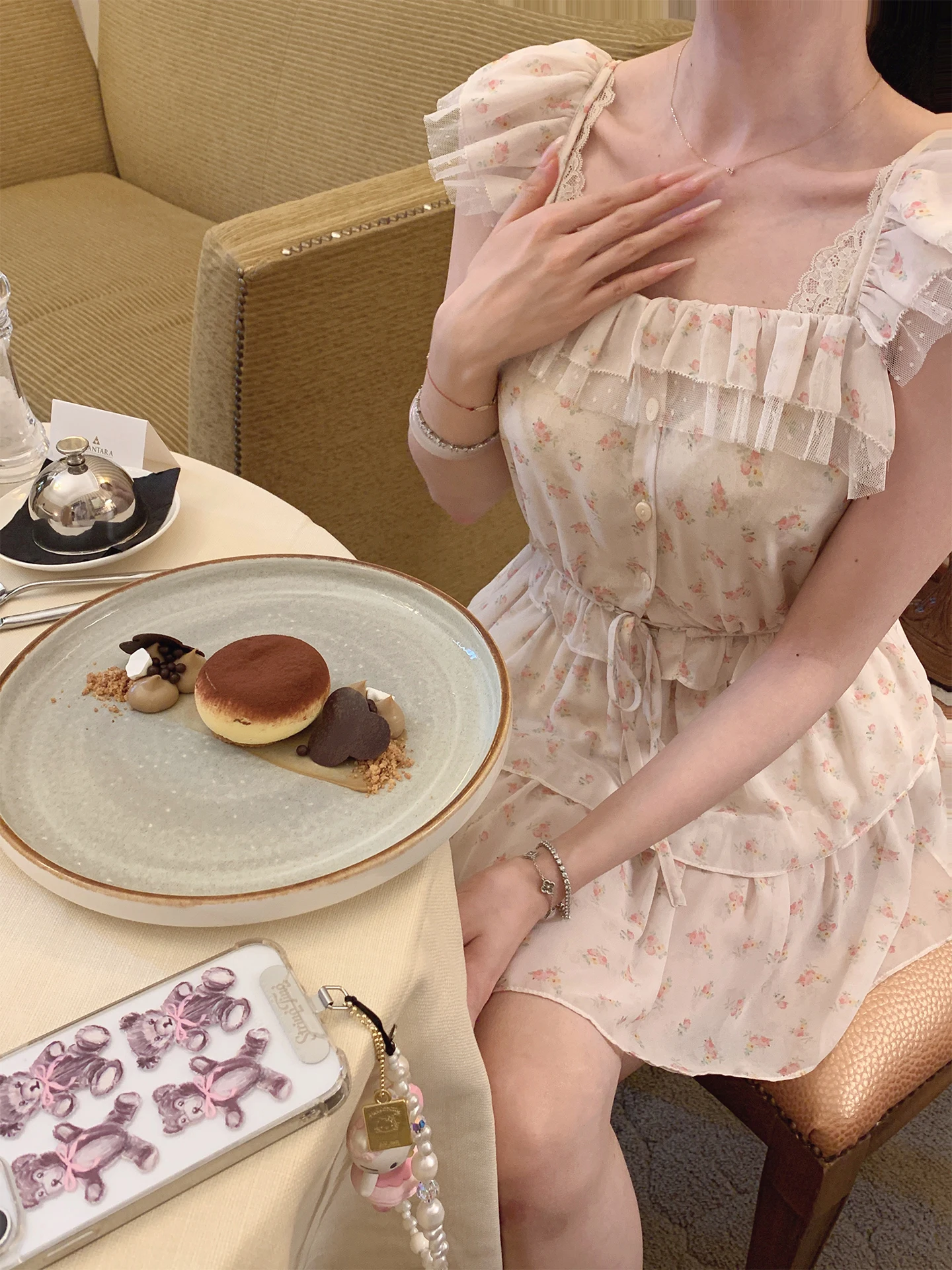 

Романтический комплект с цветочным принтом для девочек: свободная кружевная блузка и легкая дышащая юбка. Летний модный женский комплект из топа и юбки.