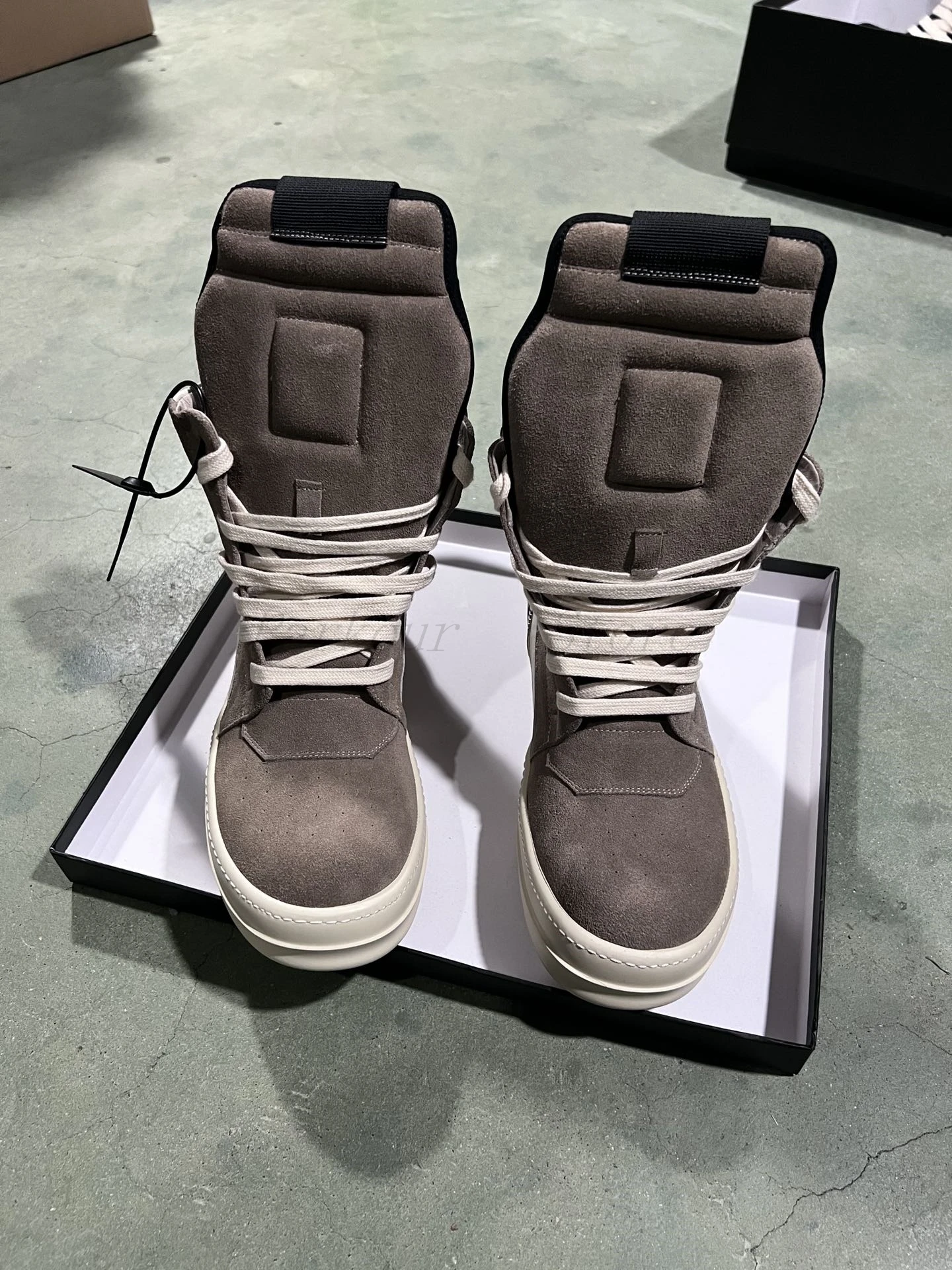 

Brown Suede Beige Cowhide Inverted Triangle Casual Shoes Sports Quality Men's And Women's Fashion Design New Style