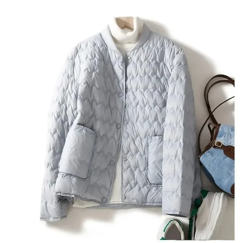 เสื้อแจ็คเก็ตผ้าฝ้ายบุใยสังเคราะห์แบบใหม่ ปี 2024 สำหรับผู้หญิง น้ำหนักเบา สั้น แฟชั่น ปาร์ก้า ฤดูหนาว อุ่น  เสื้อโค้ทบุใยสังเคราะห์ผ้าฝ้ายทรงหลวม สไตล์เกาหลี เสื้อคลุมตัวนอก