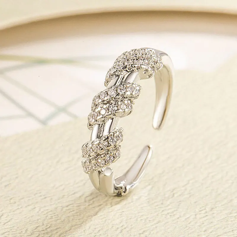 

Полное отверстие с бриллиантами, модный и универсальный темперамент, персонализированное и изысканное кольцо