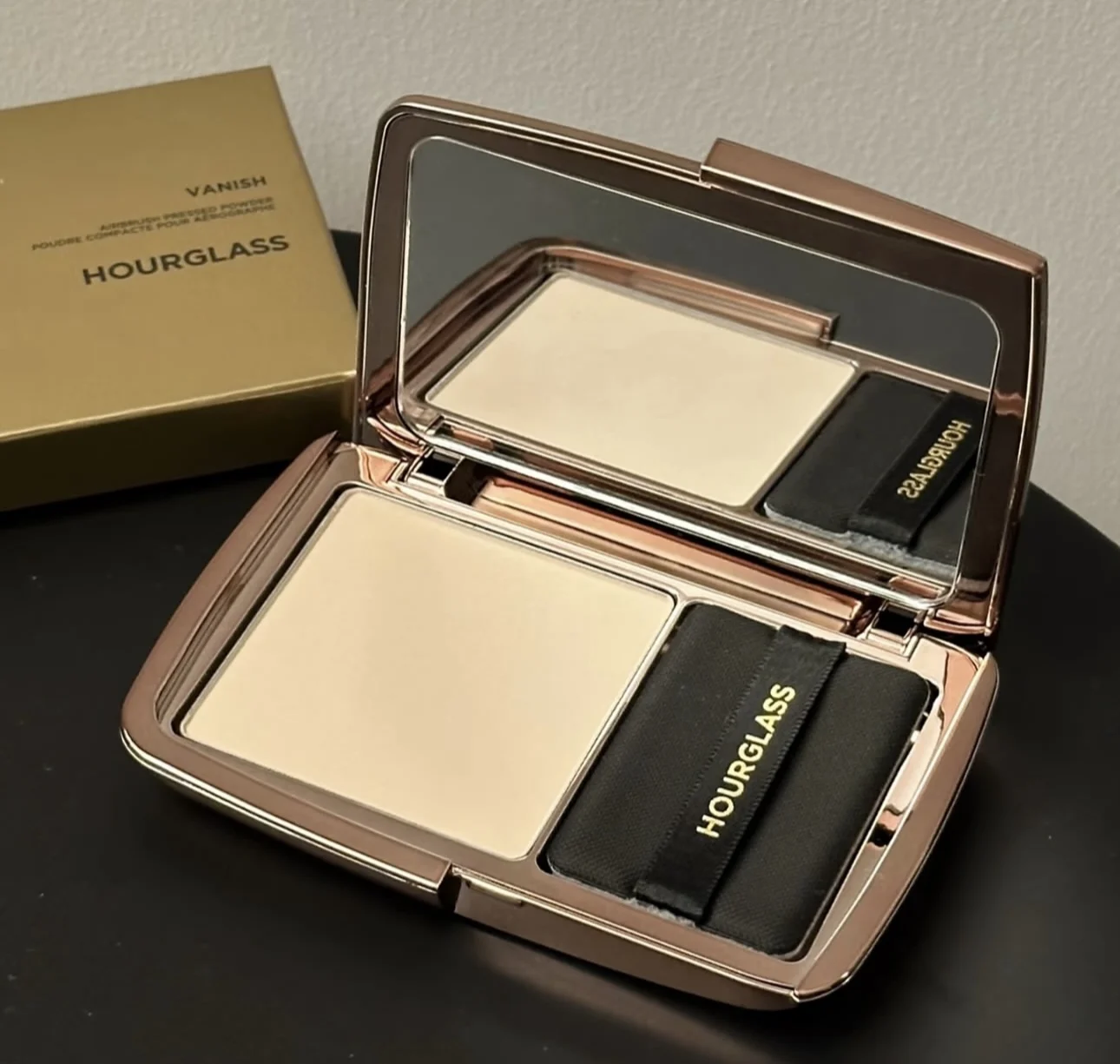 แป้งฝุ่นอัดแข็งเนื้อละเอียด 10.5 กรัม ยี่ห้อแท้ Hourglass Vanish Airbrush ควบคุมความมัน ติดทนนาน เนื้อบางเบา โปร่งแสง สำหรับเซ็ตเมคอัพ