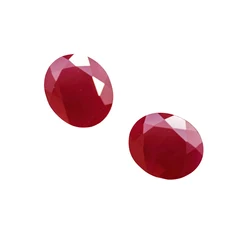 Bloedrode robijn met insluiting ovaal geslepen edelsteen eivorm gefacetteerde robijnrode edelsteen meerdere maten om uit te kiezen