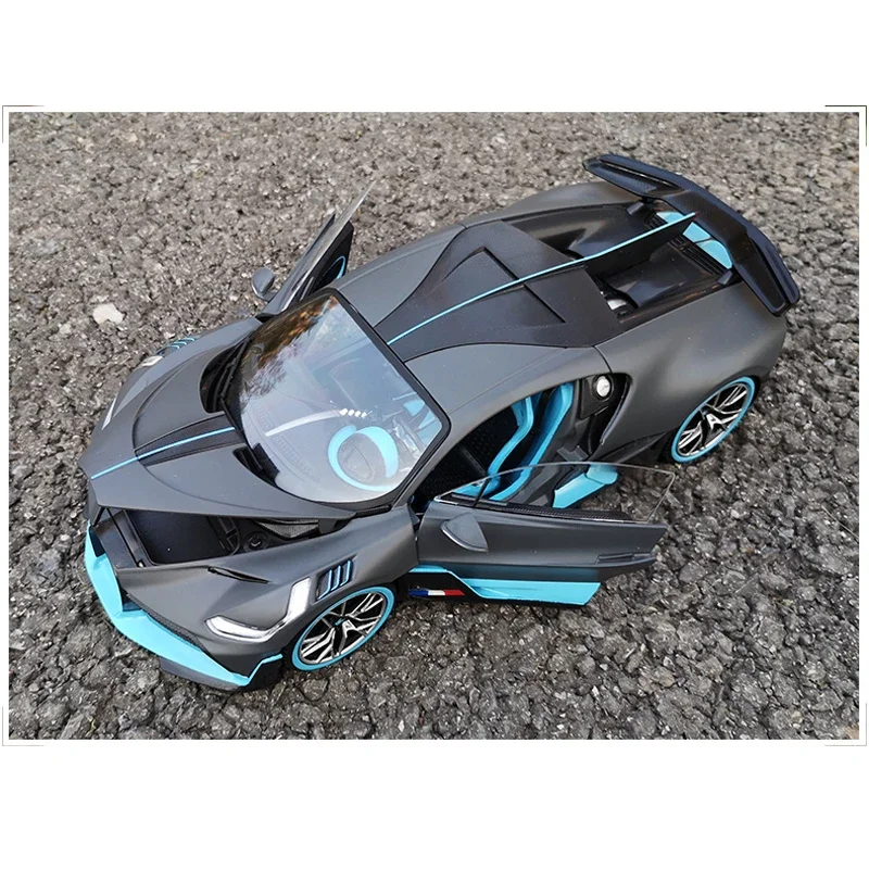 1/18สำหรับ Bugatti Divo Bburago ของเล่นโมเดลรถเหล็กเหล็กหล่อของขวัญของสะสมโลหะสีเทา/แดง, พลาสติก, ยาง