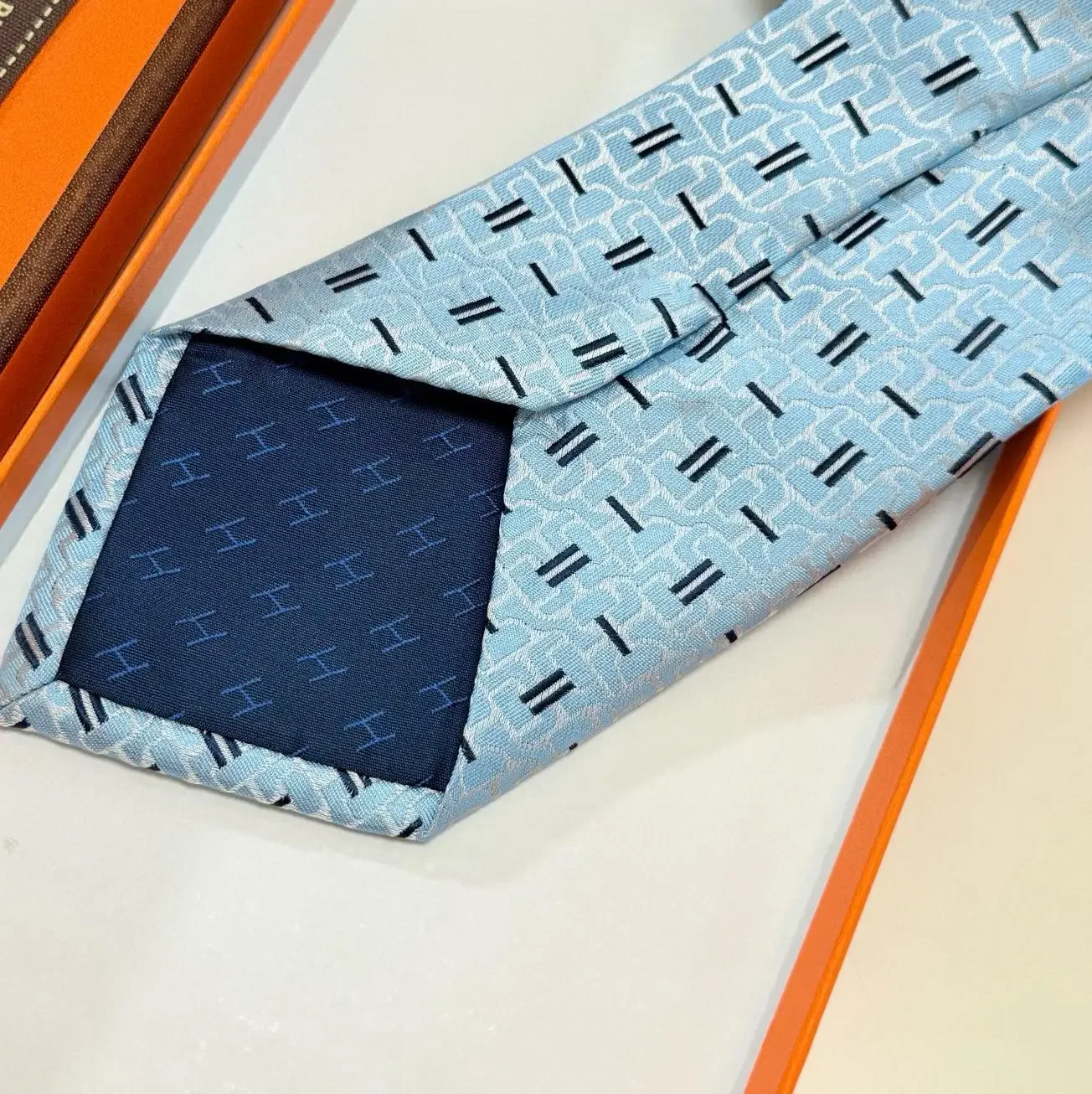 ربطة عنق رجالية فاخرة خفيفة ربطة عنق ملابس رسمية يجب أن تتطابق مع سلسلة H من الحرير التويل مصنوعة يدويًا هدية فاخرة مخصصة لصديقها #3