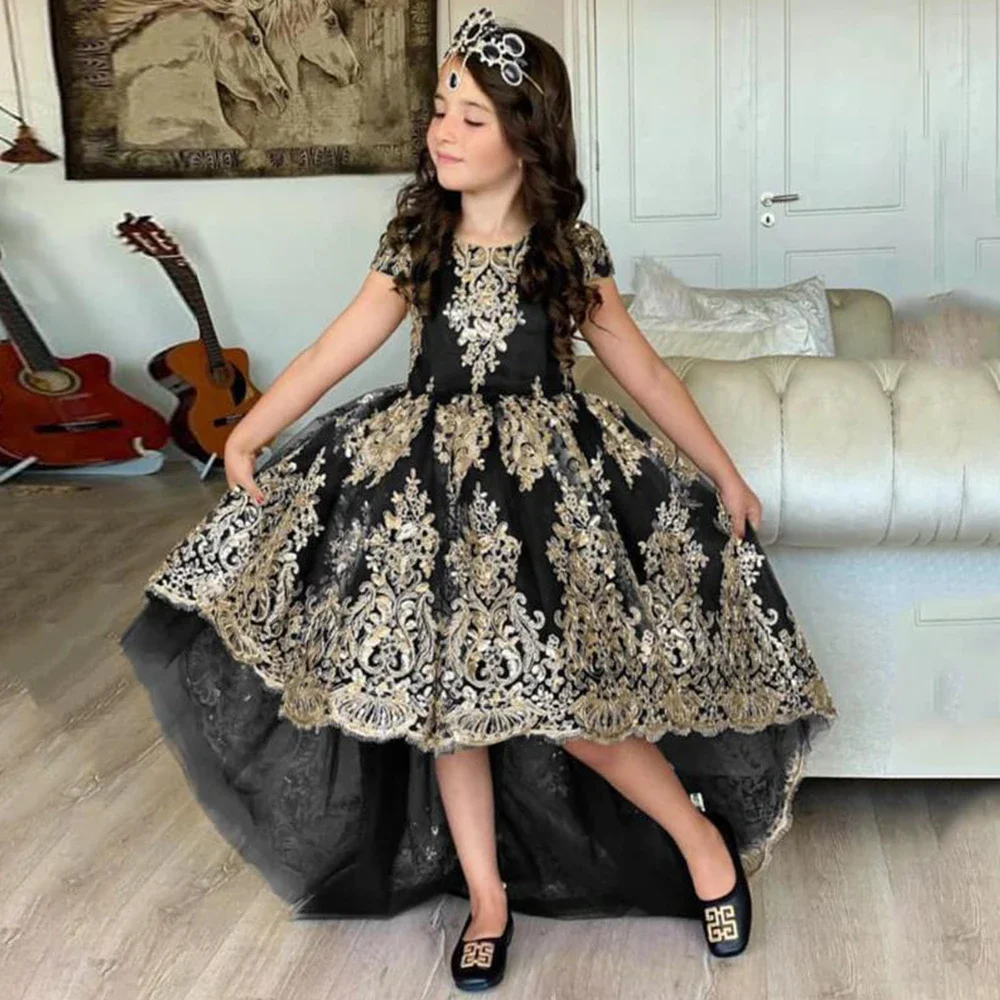 素敵な半袖黒アップリケ子供ドレス非対称スクープネック高級女の子のための美人コンテストパーティーカスタムガウン