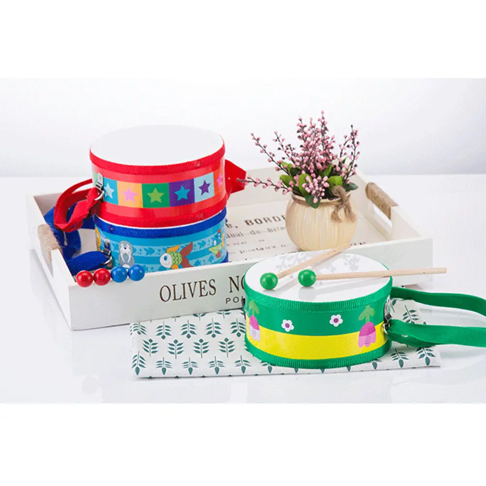 Drewniana, dwustronna, muzyczna zabawka dla dzieci z pałeczkami do bębna, regulowanym paskiem do nauki i edukacyjnego ćwiczenia muzycznego.