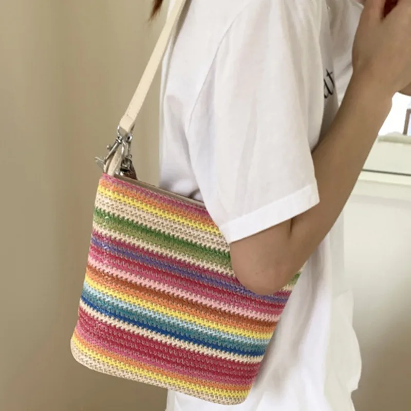 Borsa per cesto di verdure con tessitura arcobaleno in colore a contrasto 2025 Borsa a secchiello intrecciata in paglia colorata con una spalla nuova estate