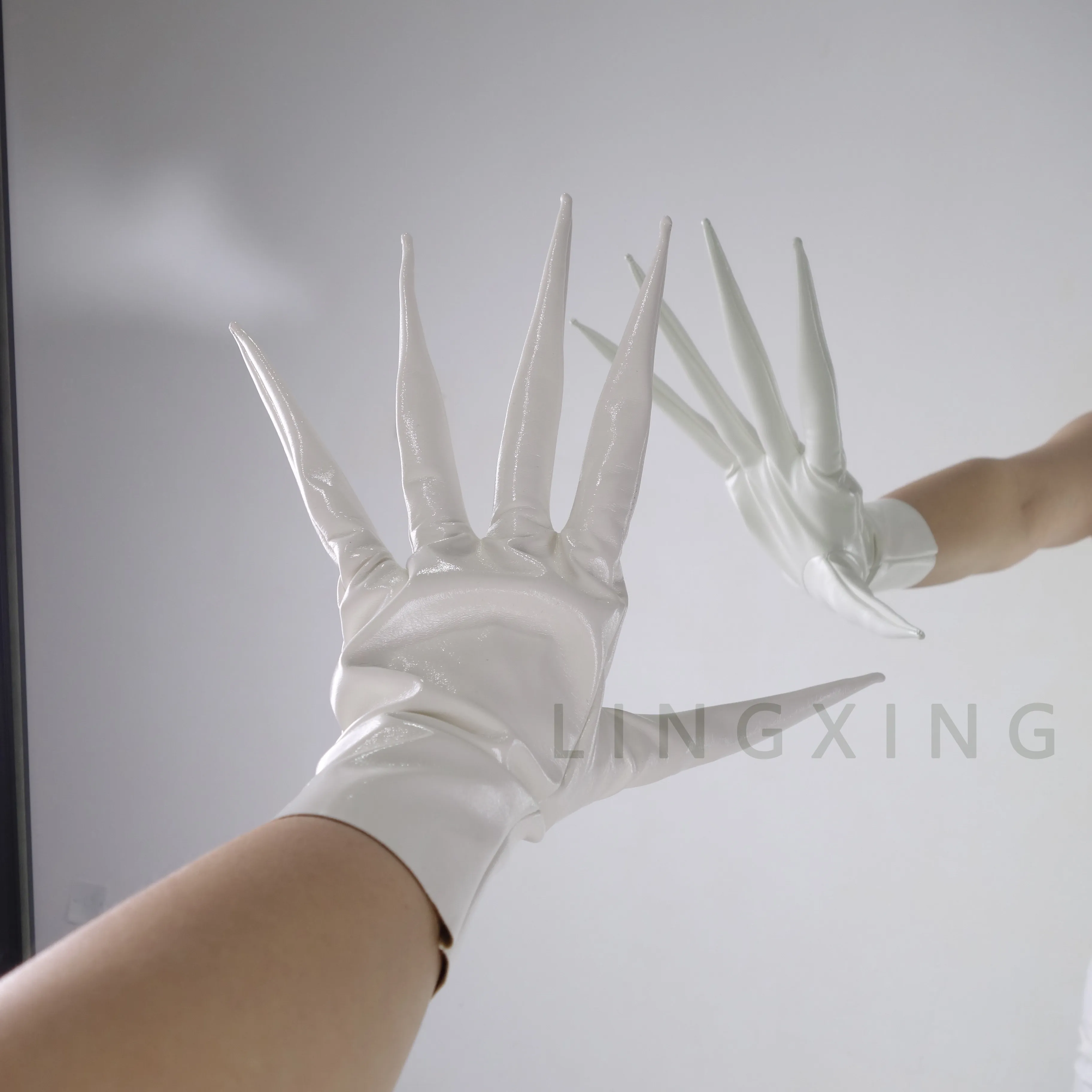 35 cm 14 Zoll spitze Fingerhandschuhe aus patentiertem Kunstleder PU mit langen Spikes an den Schultern, Armwärmer, glänzend schwarz, Pfoten-Drachenknöchel-Design – Detail 19