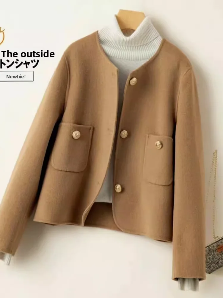 

Новая модная верхняя одежда 2024 года: весенне-осенний повседневный универсальный приталенный топ для невысоких, с круглым вырезом и пуговицами.