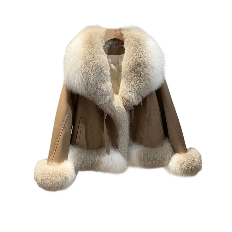 سترة جلدية جديدة لعام 2025 سترة من ريش الإوز سترة من الفرو المتكاملة من فرو الثعلب معطف قصير من جلد الغنم للنساء