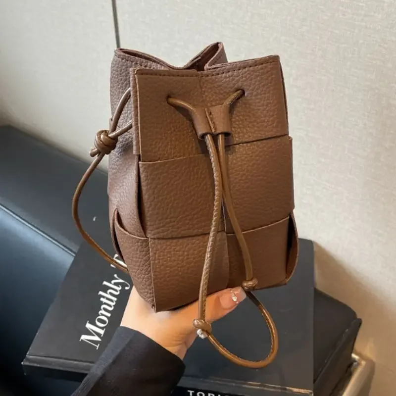 High-grade Niche Bags Female Autumn Winter 2025 New Fashion Vintage Crossbody Bag Braided Explosive Single Shoulder Bucket Bag