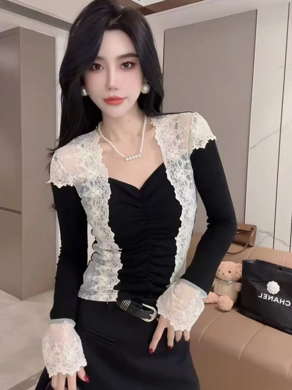 

Hollow Fake Two-Piece Contrasting Lace Spliced ​​Square Collar Pleated Long-Sleeved T-Shirt Women Autumn Winter Base Shirt Top