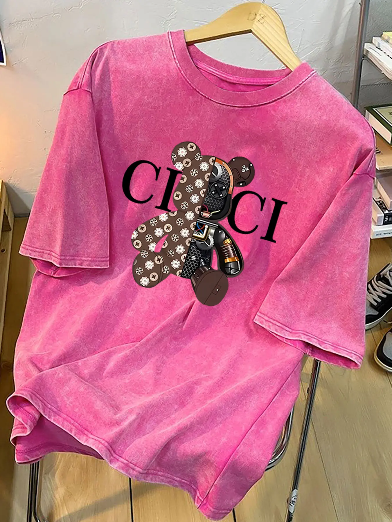A short-handed women's blouse and an antique effect, a modern and comfortable daily shift blouse with a pink bear print, a cotton mix
