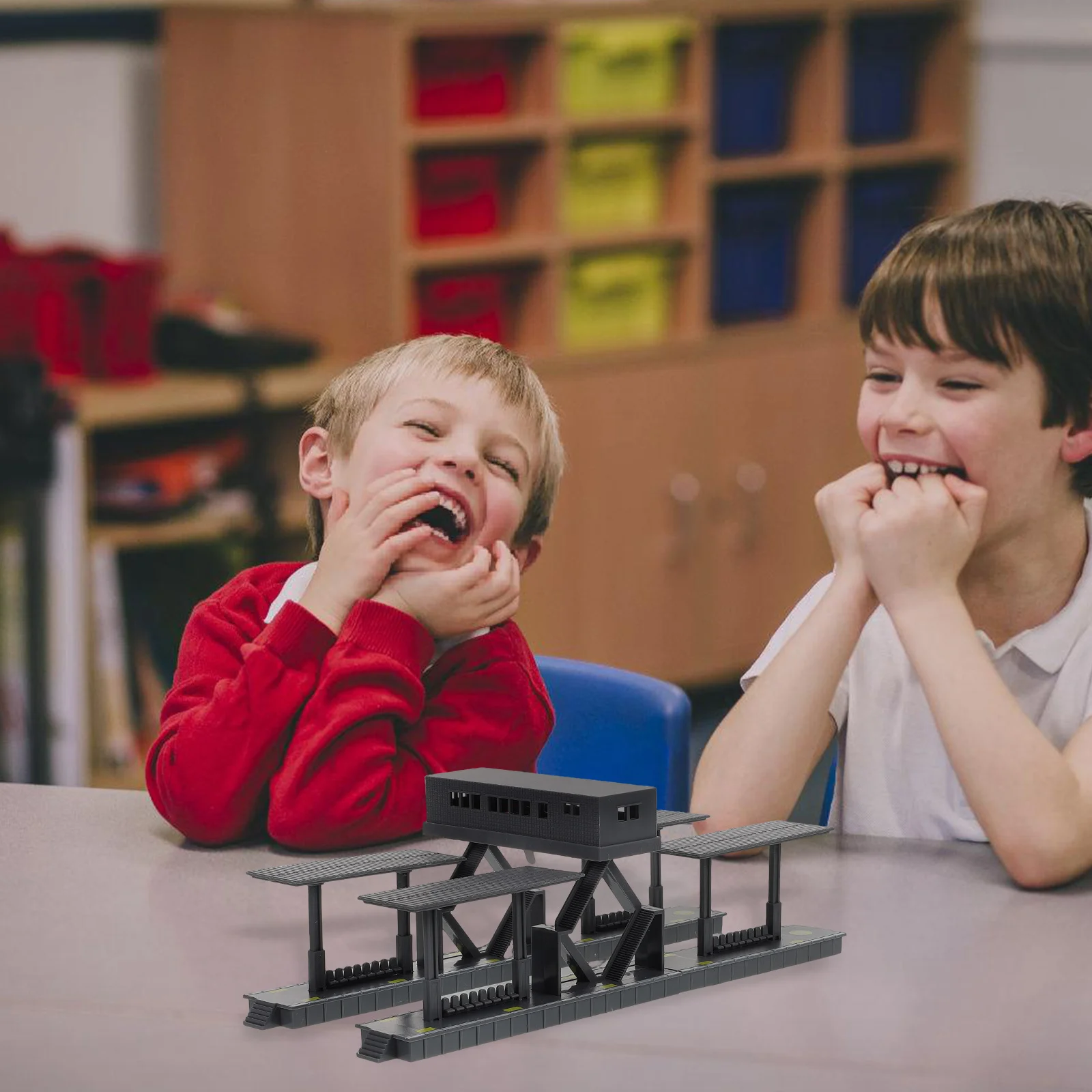 Kit di Montaggio Fai-da-Te per Piattaforma Ferroviaria, Scenografia Realistica con Passerella, Accessori in Plastica per Diorama, Stimola Creatività e Immaginazione