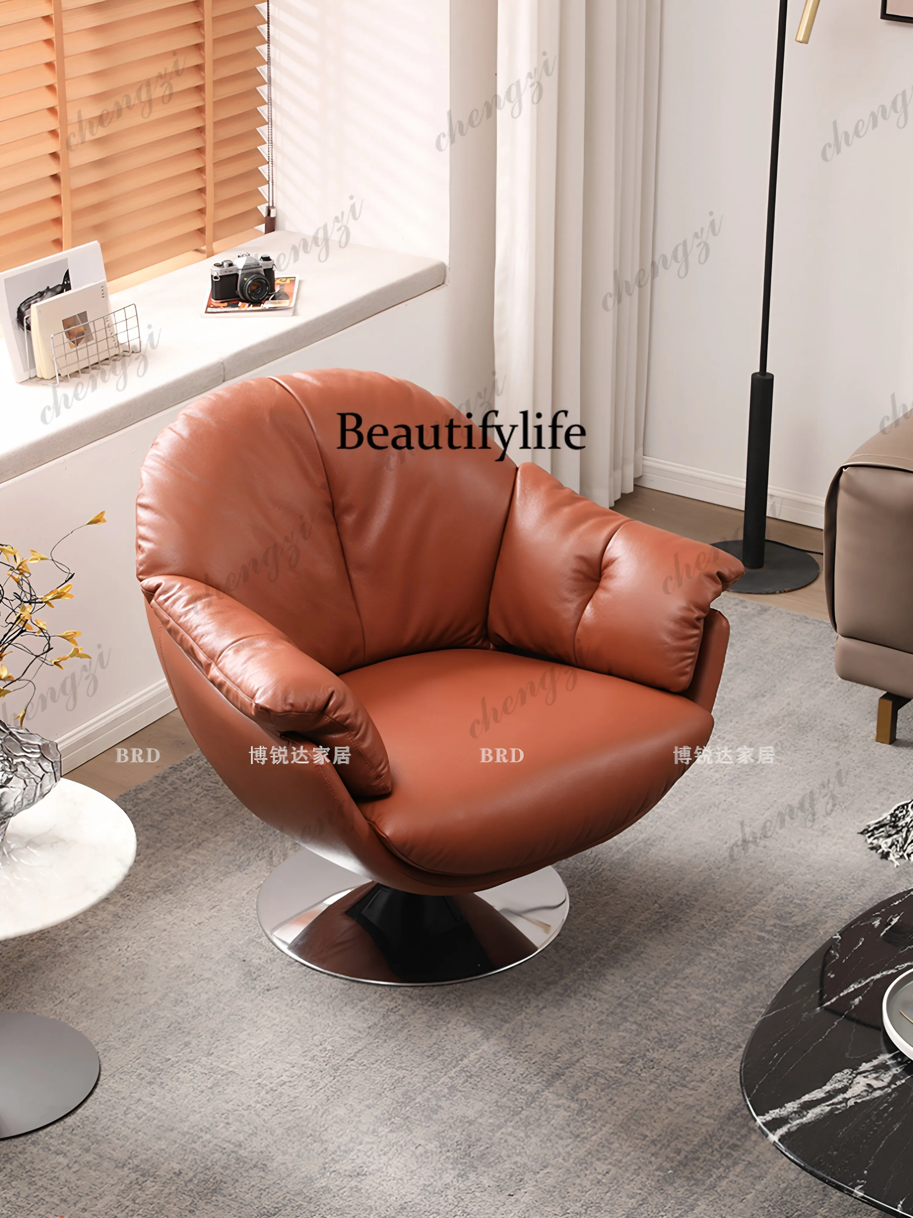 The first layer of cowhide single sofa is casual, swivel chair Italian living room, balcony, retro, single chair.