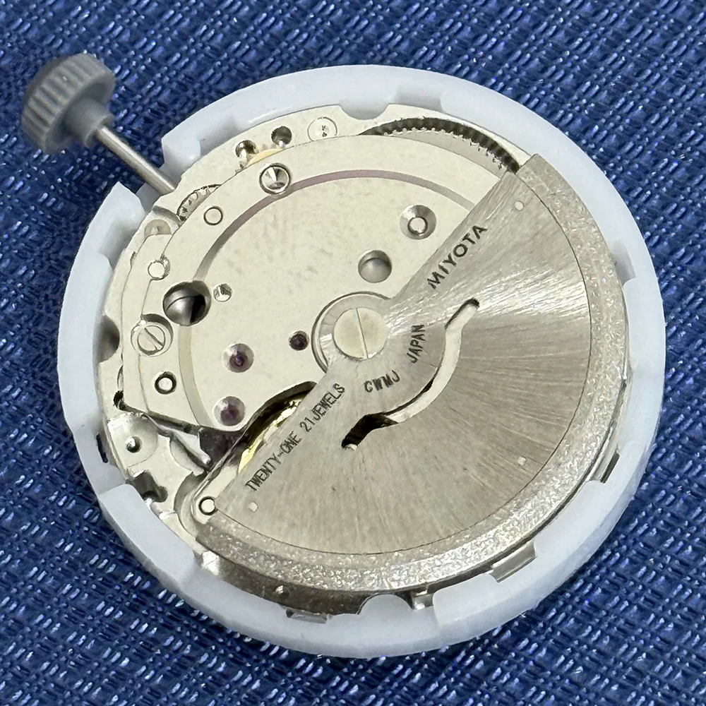 O novo relógio com data e movimento mecânico automático MIYOTA 8285 tem o dia em 12:00 e a data às 3h00