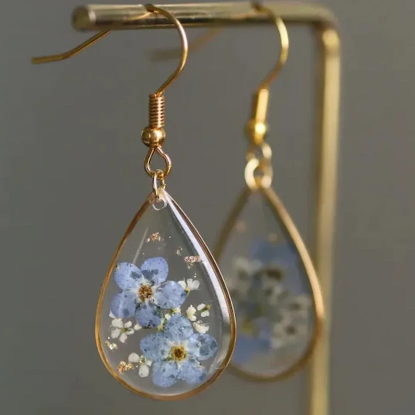 New blue forget-me-not real flower earrings, fresh flower trinkets, transparent Epoxy women's super fairy earrings.