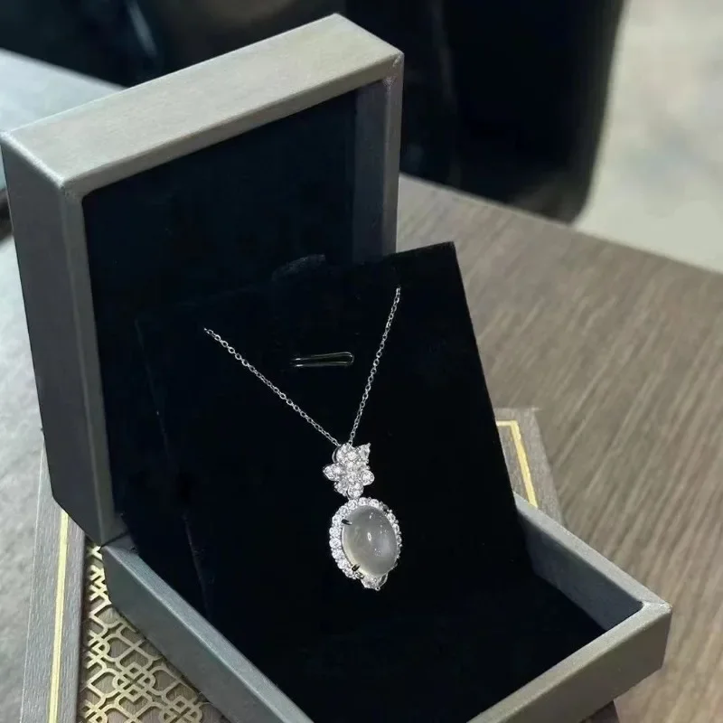 Natural Ice Chalcedony Translucent Necklace Pendant Luxurious and Sparkling Dinner Party Clavicle Chain Temperament Jewelry