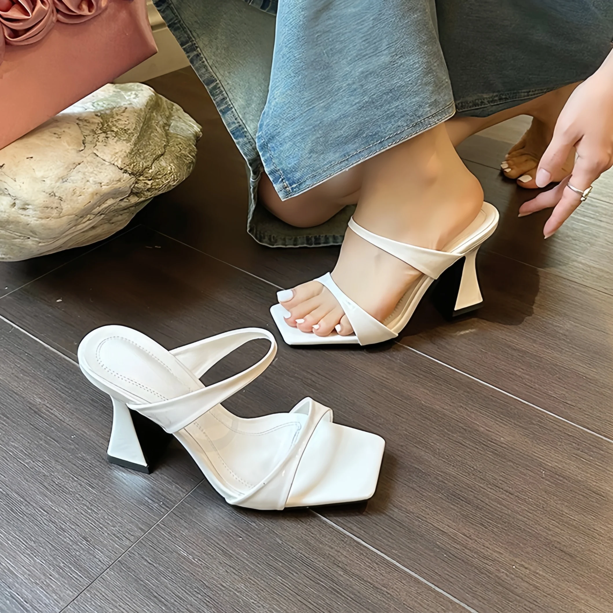 

Элегантные туфли на высоком каблуке в стиле Sweet Cool: простые и стильные босоножки из блестящей лакированной кожи с открытым носком