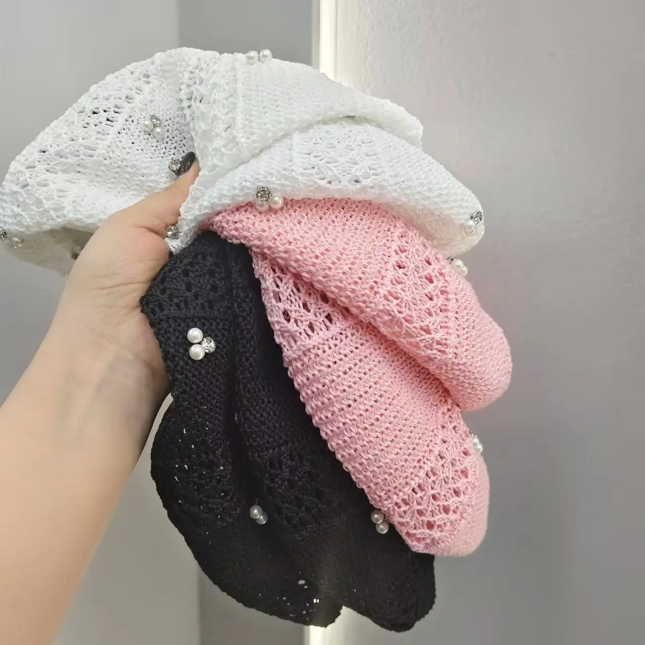 Novo Modelo 2026: Boina Retrô Vazada e Respirável Feminina para Primavera e Verão, com Tela Fina, Pérolas e Strass, Estilo Artístico de Pintor