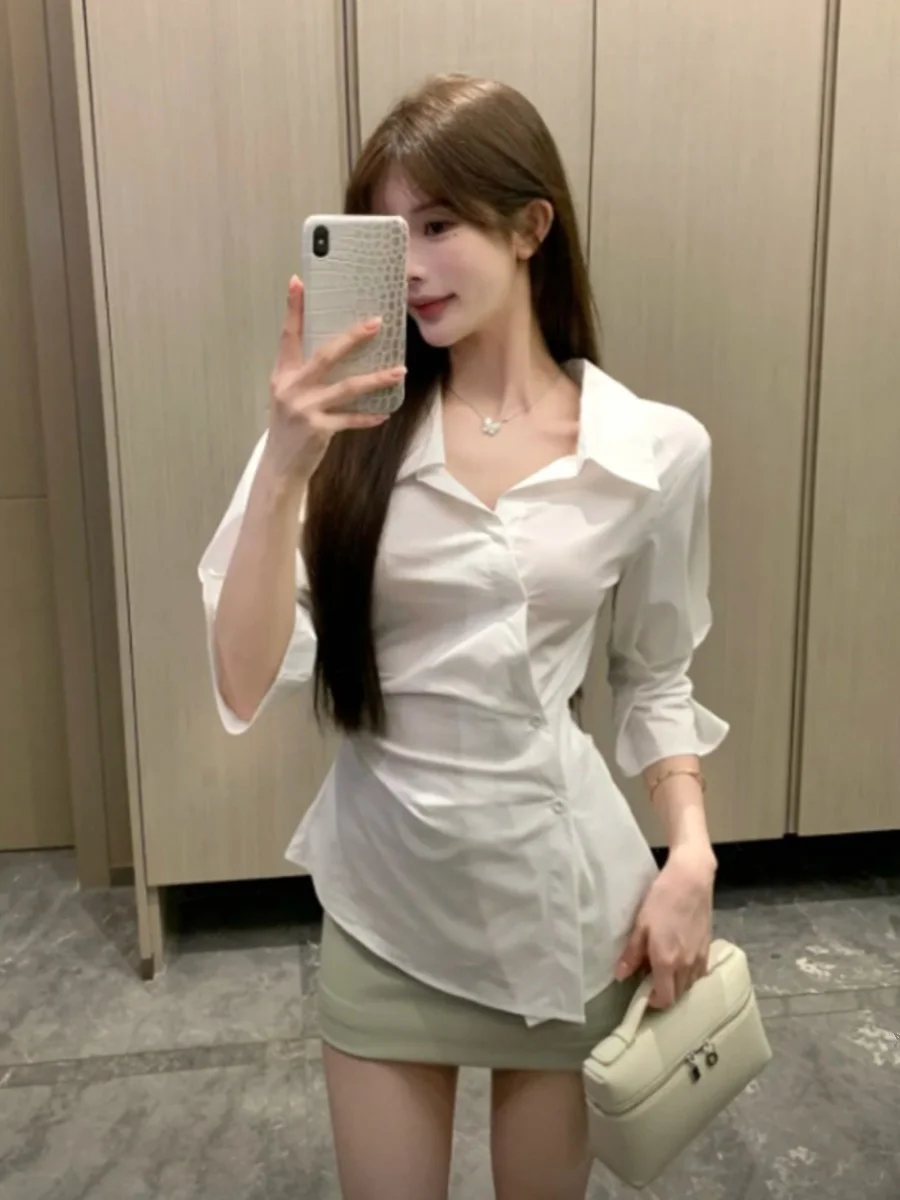 เสื้อทรงเข้ารูปสีขาว ดีไซน์เกาหลี สไตล์มินิมอล รุ่นใหม่ สำหรับผู้หญิง ให้ลุคเรียบหรู ดูดี มีสไตล์ เหมาะสำหรับใส่ทำงาน ให้ความรู้สึกบริสุทธิ์และเย้ายวน