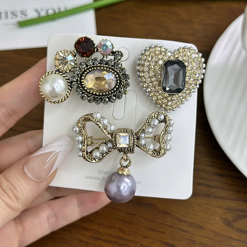 

Boutique Sparkling Crystal Love Bow Brooch High-end Temperament Fragrance Pin Corsage Delicate Lady Luxury Casual Accessories