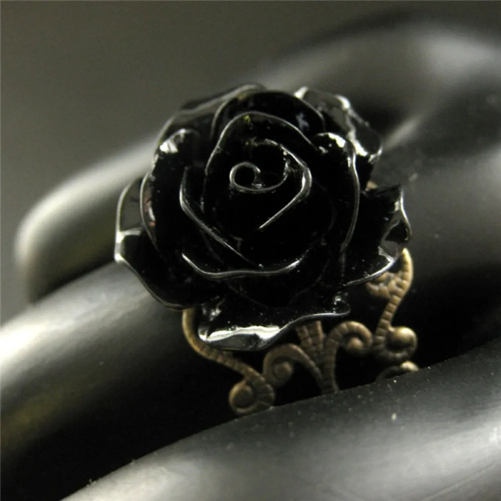 Image of Temperament Retro Schwarz Harz Stereo Rose Blumen Gold Farbe Ausgehöhlte Öffnung Ringe für Frauen Männer Gothic Schmuck Zubehör