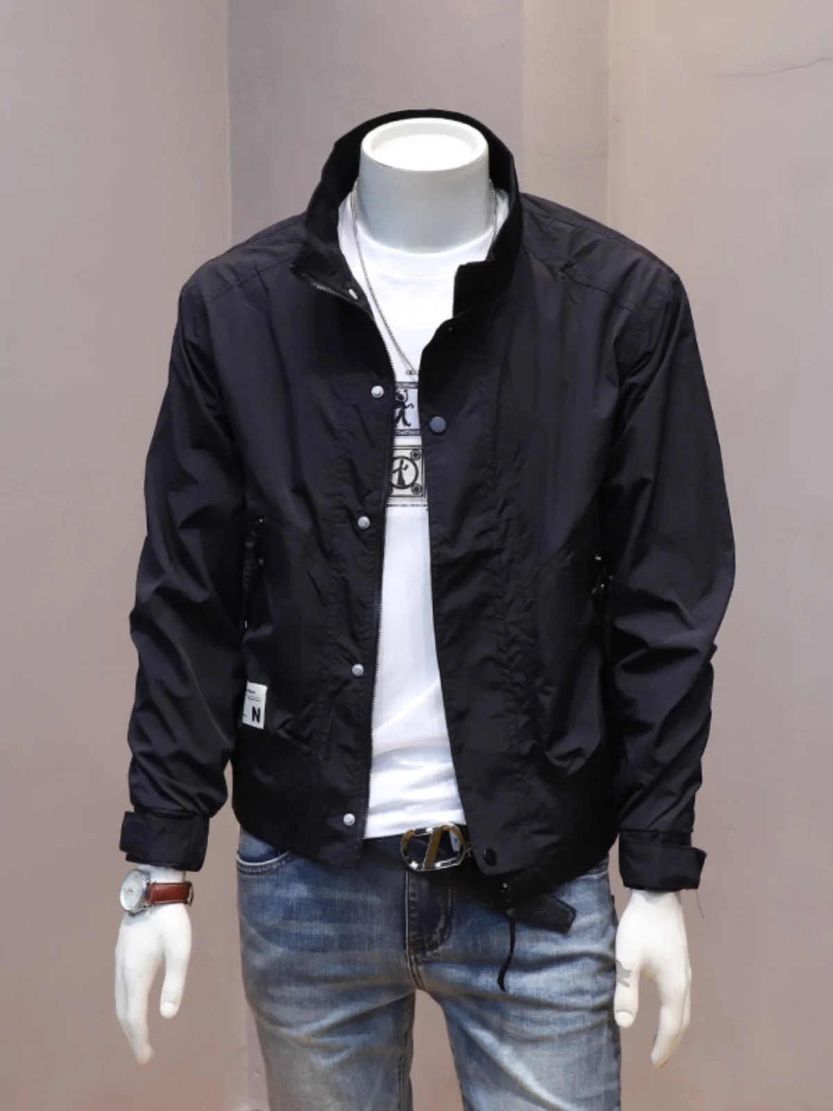 

Новая мужская повседневная куртка на весну-осень, однотонная, с воротником-стойкой, модная, трендовая верхняя одежда для молодежи, популярный крой.