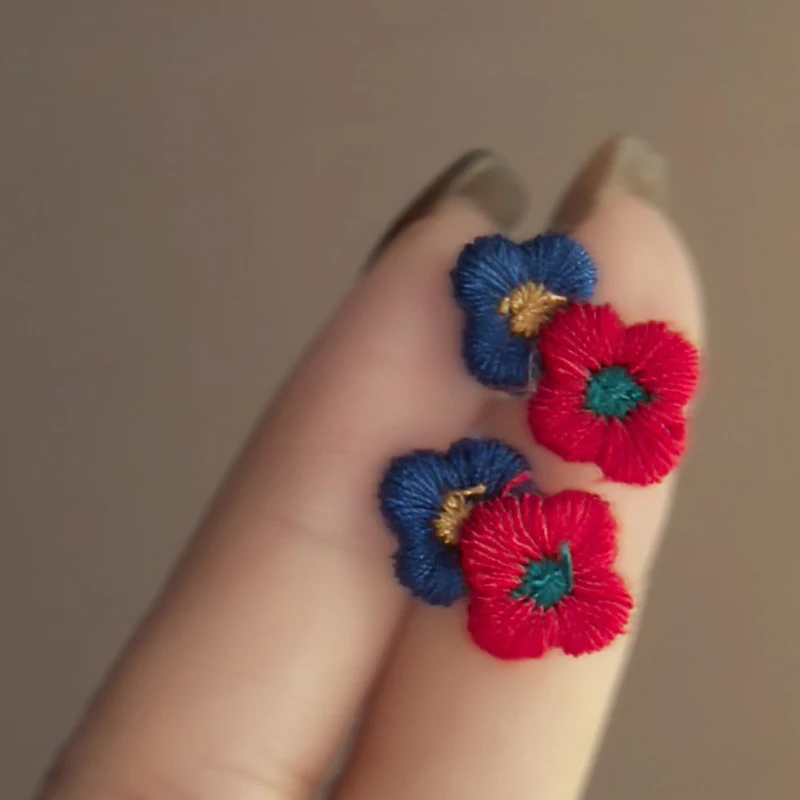 Red And Blue Retro Contrast Flower Earrings For Women, High-end Niche Design, Temperament Earrings For Women