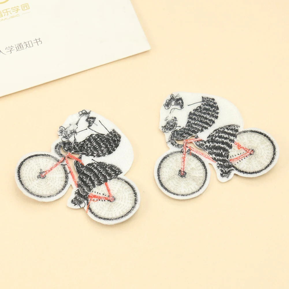 5PCS Cartoon Cute Animal Panda Riding Bike ricamo stiratura Decal Patch zaino Sticker tessuto abbigliamento Badge forniture per cucire