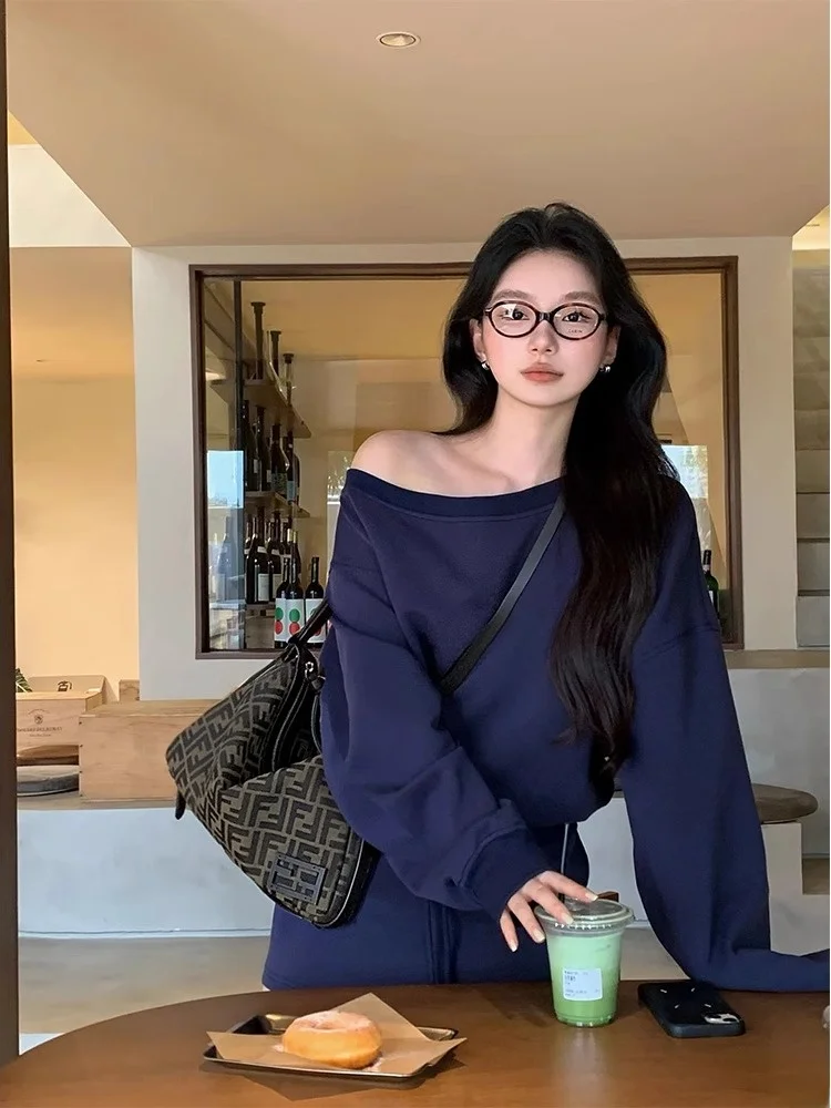 

Модный комплект для ранней весны: элегантный худи с длинными рукавами и открытыми плечами, юбка А-силуэта, молодежный комплект из двух предметов