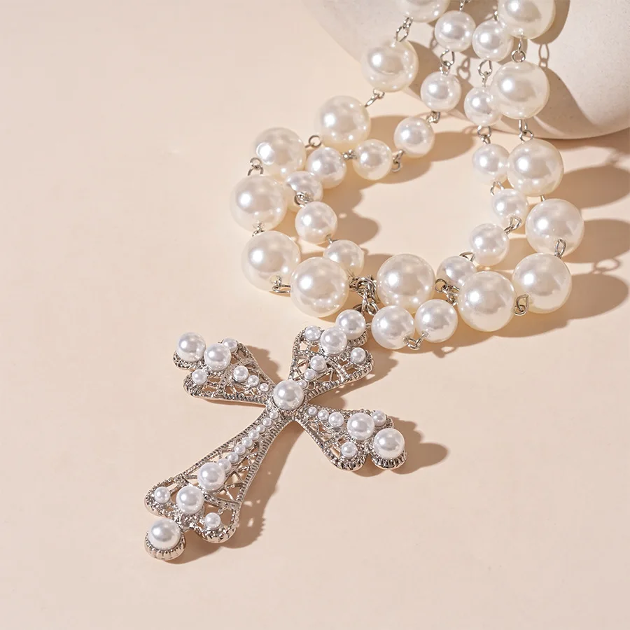 2026 Multi Strand Pearl Choker With Central Crystal Brooch Luxurious Rhinestone Short Necklace Vintage Bridal Royal Style Choker