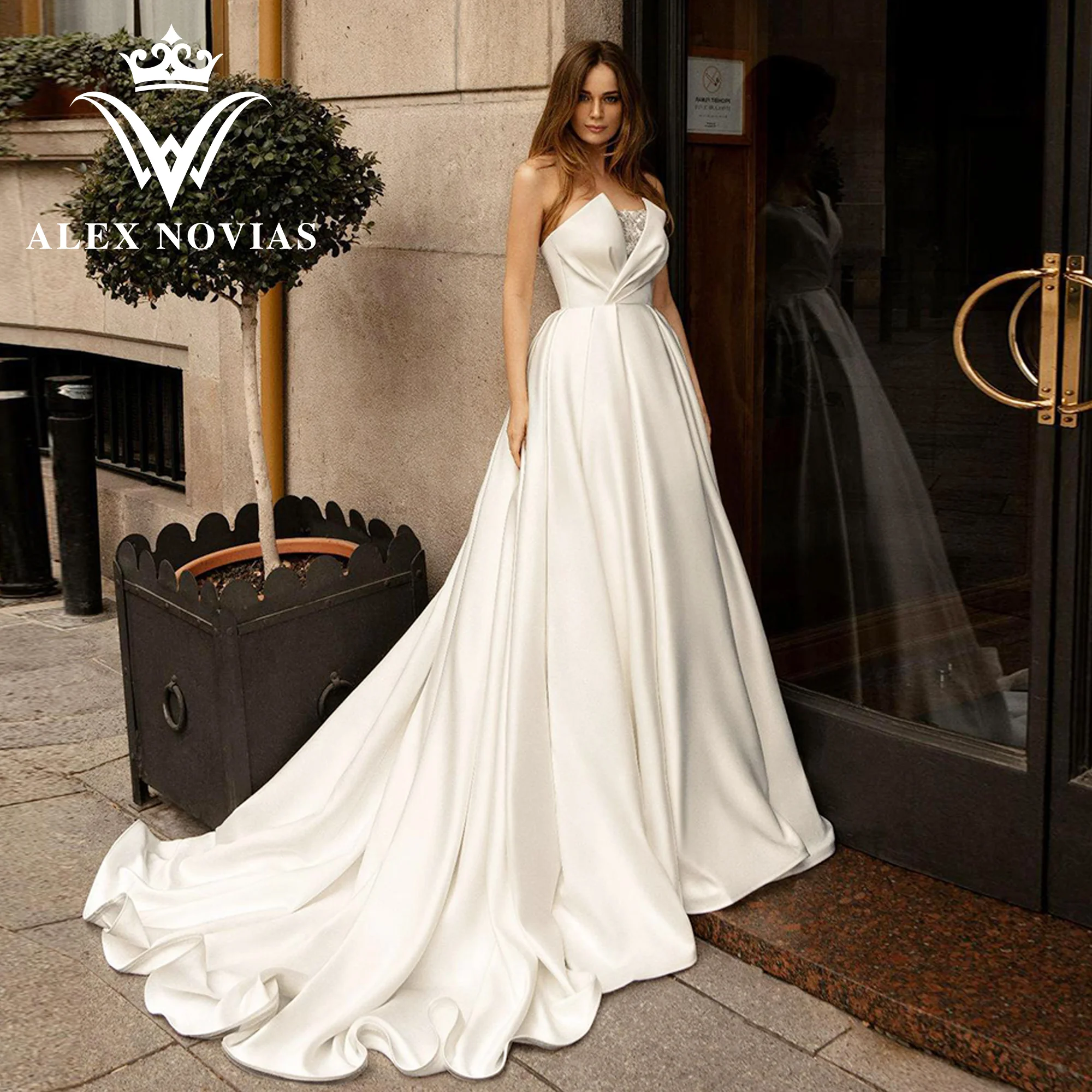 

ALEX NOVIAS A-Line Wedding Dress High Quality 2023 Strapless Crystal Beading Pleat Shining Satin Wedding Gown Vestidos De Novia