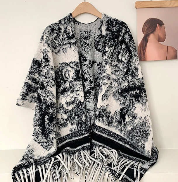 Women\'s Oversized Shawl Scarf Poncho in Vintage Watercolor Print with Fringes Vintage Knit Double-sided Poncho Cape Scarf