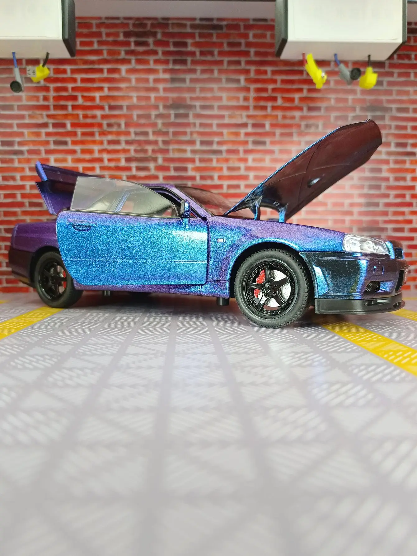 1:24 Simulated Nissan GT-R R34 Skyline Alloy Car Model Ornament Collection, Doors and Engine Hood, Trunk can be Opened