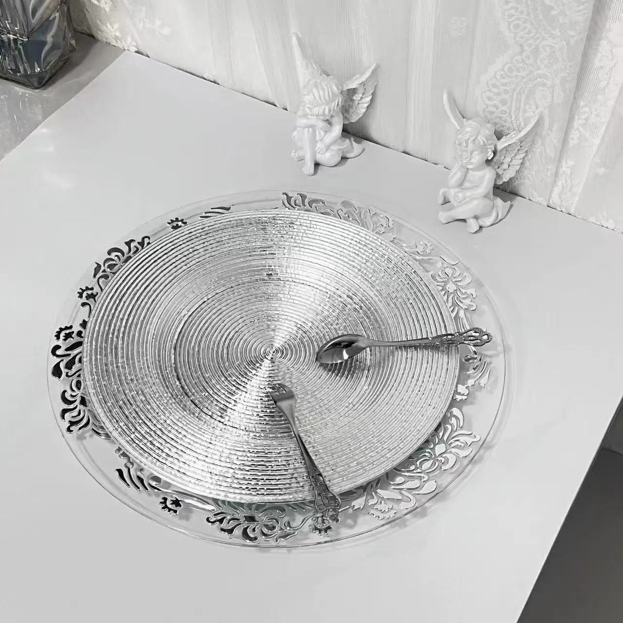 100pcs MOQ Party Events Buffet Colorful Decorative Chargers Indoor Wedding Table Decoration of Plastic Painted Charger Plates