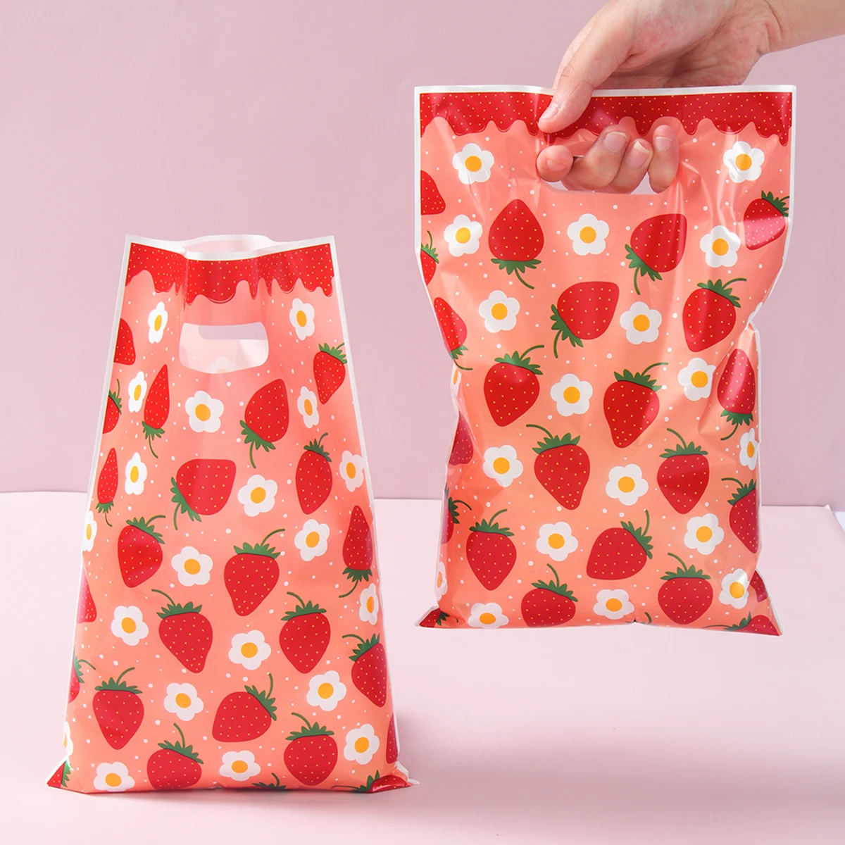 10/25/50pcs Strawberry Pattern Tote Bag Girls Party Plastic Gift Packaging Bag Strawberry Birthday Party Supplies Kids Favors