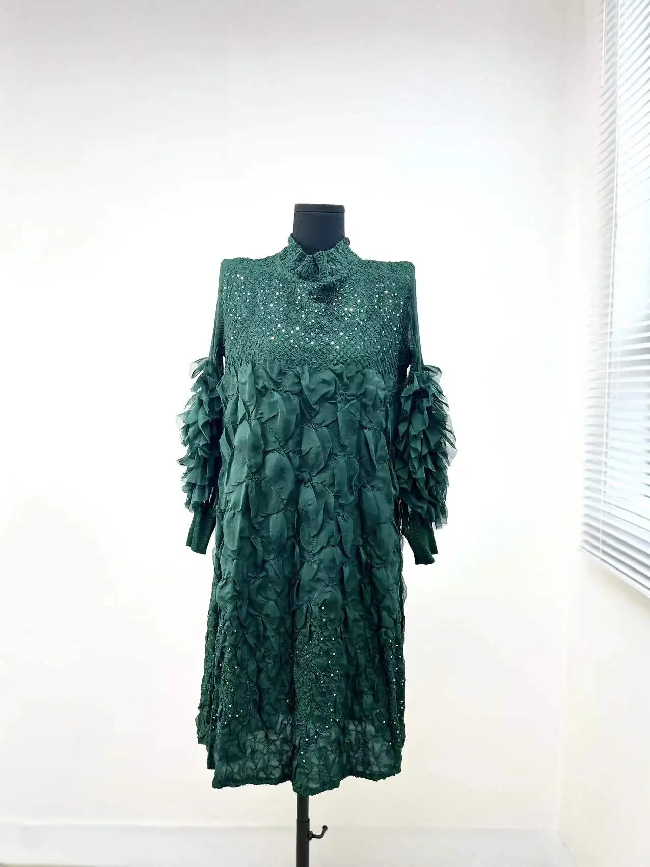 Miyake Pleated French Lace Dress 2023 Spring / Autumn Loose Heavy Duty Embroidery 3D Appliques Sequin Vintage Dress