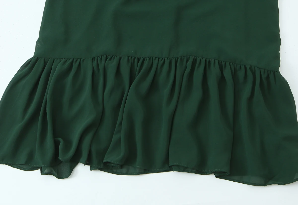 เดรสสีเขียวเรียบแบบมีสายเดี่ยว คอวี ทรงมิดิ สไตล์เรโทรฝรั่งเศส แต่งระบายชายกระโปรง ผูกโบว์ด้านหลัง เซ็กซี่ เหมาะสำหรับวันหยุด