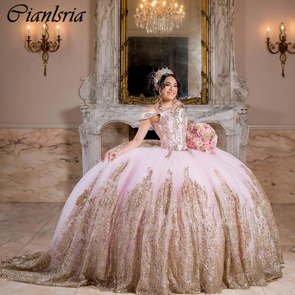 Vestido De princesa rosa con hombros descubiertos, traje De quinceañera con volantes, apliques De lentejuelas doradas, corsé De encaje, 15 Años