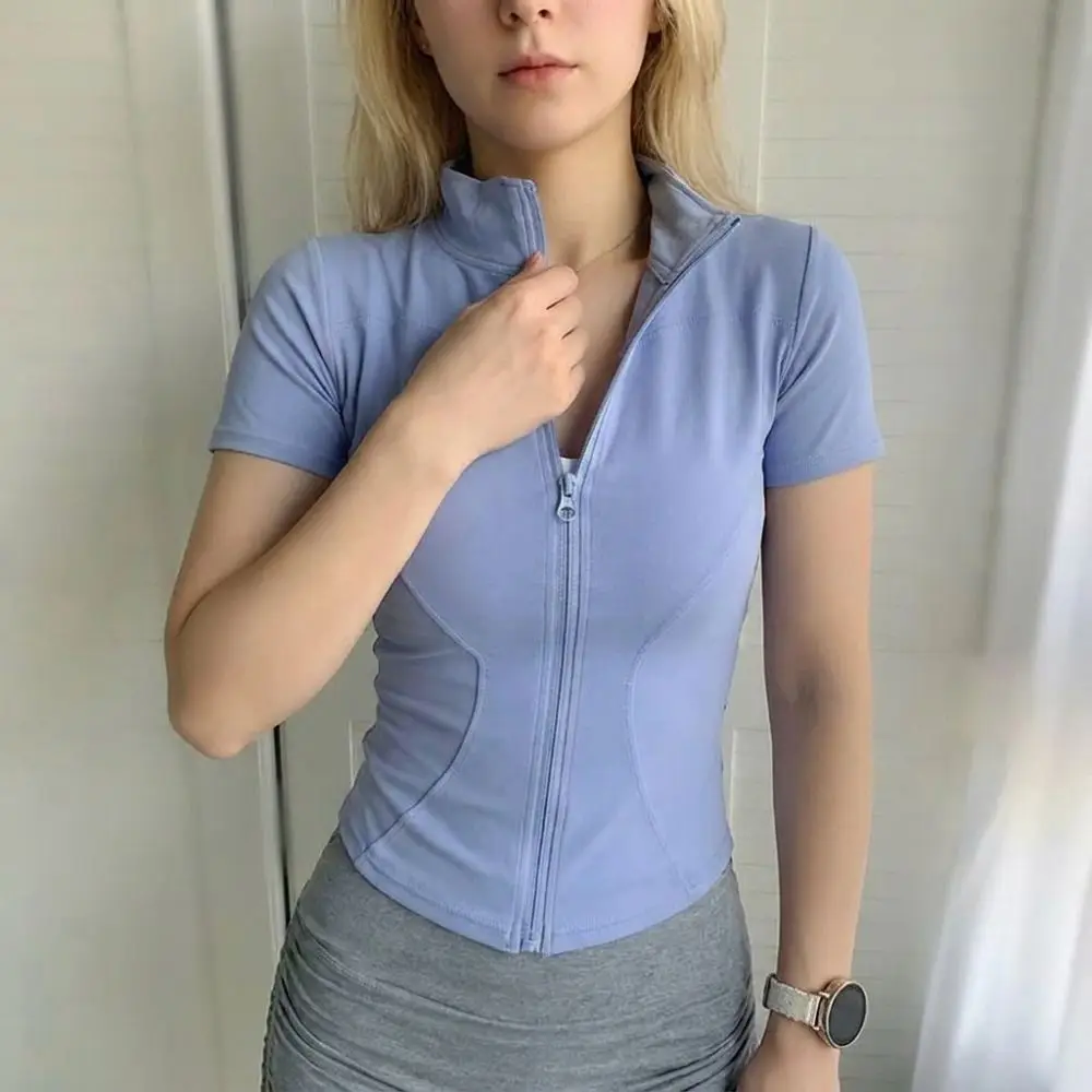 Leichtes, schmal geschnittenes Damen-Sporttop mit Reißverschluss vorne, Kurzarm-Yoga-Top mit Nahtdetails, einfarbiges Workout-Shirt für den Sommer – Detail 2