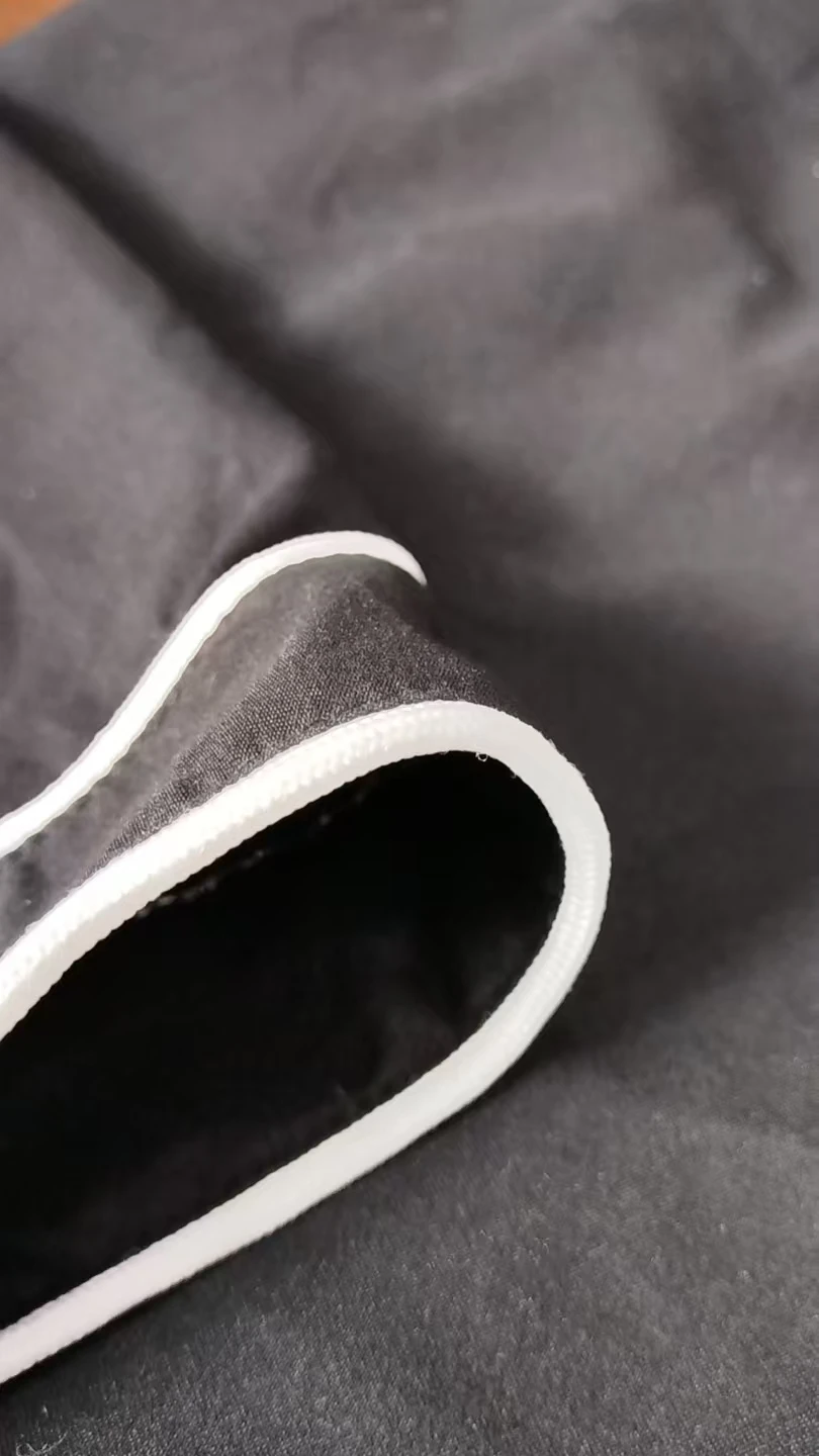 Un abito arabo nero in pizzo stampato bianco, un abito musulmano del Ramadan