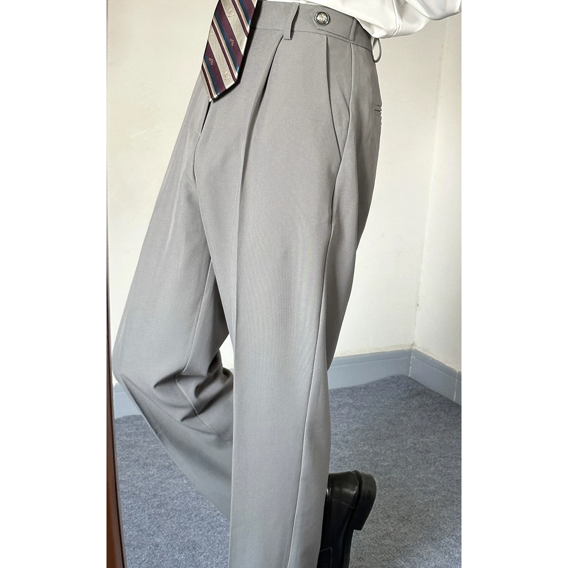 Gray trousers [matching style]